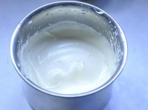 6、用打蛋器，打至滴落的蛋液约10秒才消失的状态。