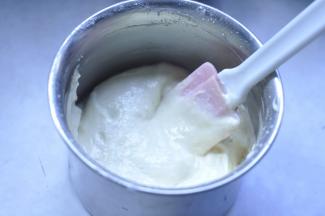 8、划Ｌ翻拌至无干粉状态，提前打开烤箱预热