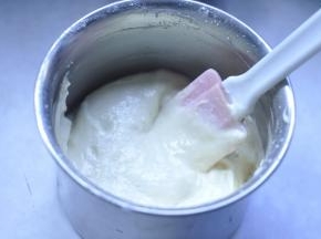 8、划Ｌ翻拌至无干粉状态，提前打开烤箱预热