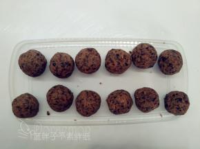 红豆沙每份25g，搓圆备用。