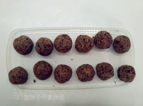 红豆沙每份25g，搓圆备用。