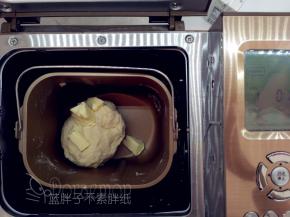 除黄油外，将面团中的其它原材料按照底层液体，中层粉类，上层糖、盐和酵母的顺序放入面包桶中，启动一个揉面程序。