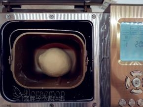 揉至能拉出厚膜后加入黄油，继续一个揉面程序，揉至扩展阶段。