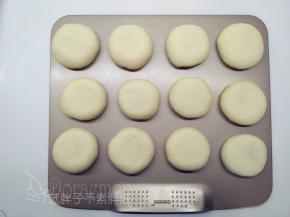 面团全部处理好之后一一放入烤盘中。喷下水，放到烤箱中，38℃发酵到两倍大，大概需要30分钟。