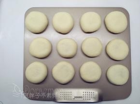 面团全部处理好之后一一放入烤盘中。喷下水，放到烤箱中，38℃发酵到两倍大，大概需要30分钟。