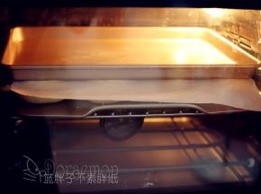 面团表面盖上一张油纸，在压一个平底烤盘，送入预热好的烤箱，中层，上下火190℃，烘烤18分钟。