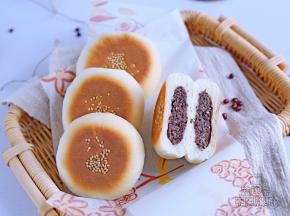 烤好的面团立即脱模，放在烤网上晾凉。