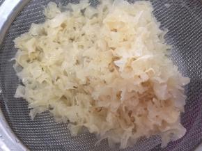 捞起沥干水，锅里的水仍然不倒掉，留着