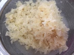 捞起沥干水，锅里的水仍然不倒掉，留着