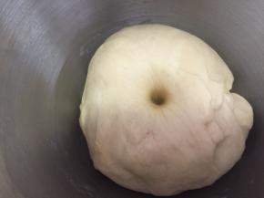 发酵至原来的2倍大，手指戳孔不塌陷不回缩即可，直接开动厨师机二档搅几下排气