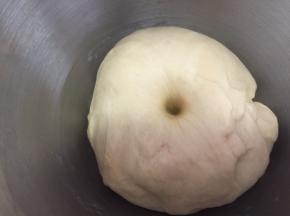 发酵至原来的2倍大，手指戳孔不塌陷不回缩即可，直接开动厨师机二档搅几下排气