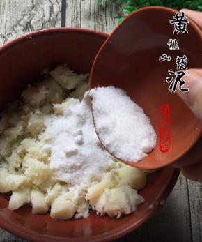 蒸熟的山药捣碎，加入细砂糖捣成泥