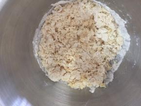 用筷子搅成絮状