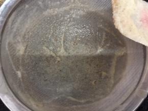 过一下筛，筛掉黑色的莲子衣