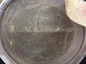 过一下筛，筛掉黑色的莲子衣