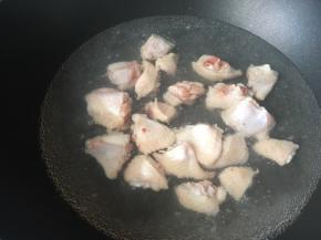 烧热水加料酒焯一下