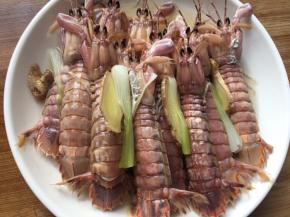 取出后拿掉葱姜即可