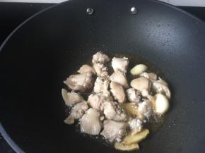 ⬇️鸡翅煸炒到微微发黄