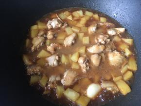 因为加了土豆所以再加了一点水，焖煮