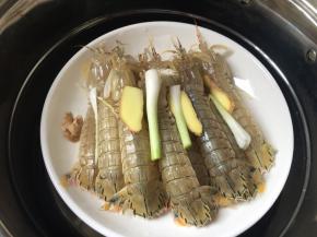 放入葱姜上锅蒸十五分钟