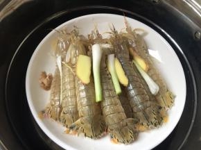 放入葱姜上锅蒸十五分钟