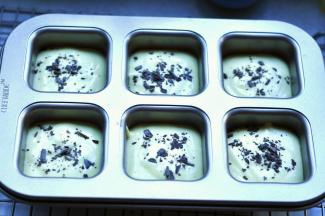 10、将蛋糊倒入准备好的6连模具中。轻轻震出气泡。