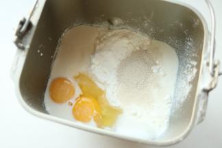 除了黄油之外的材料放入面包机，揉一个面团程序，15分钟。