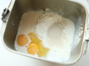 除了黄油之外的材料放入面包机，揉一个面团程序，15分钟。