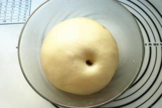 揉好的面团，盖保鲜膜发酵至2倍大，可以戳出不回缩的洞。