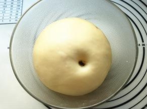 揉好的面团，盖保鲜膜发酵至2倍大，可以戳出不回缩的洞。