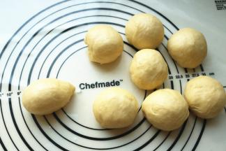 滚圆后搓成水滴状。