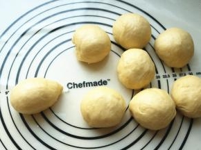 滚圆后搓成水滴状。