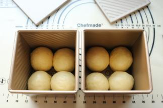 尖头朝下放入学厨水立方吐司模内。