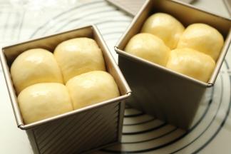 再次发酵至满模，表面刷配方外蛋液。