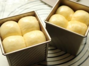 再次发酵至满模，表面刷配方外蛋液。