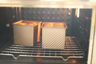 烤箱预热，下管170上管140烤25分钟，表面盖锡纸，避免上色严重，我喜欢焦黄的吐司顶。