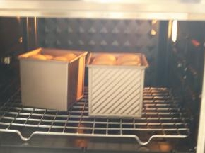 烤箱预热，下管170上管140烤25分钟，表面盖锡纸，避免上色严重，我喜欢焦黄的吐司顶。