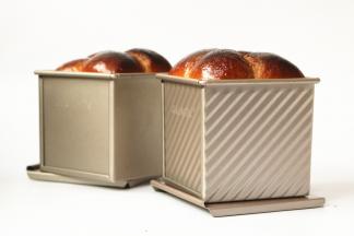 烤好的吐司立刻脱模晾凉。