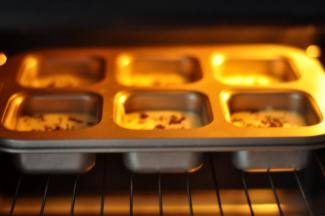 11、放入提前预热好的烤箱中，中上层，上火180度，下火180度，烤15-分钟左右