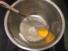 将鸡蛋和砂糖放入盆内