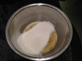 拌至糖化后筛入低粉和泡打粉的混合物，拌匀即可