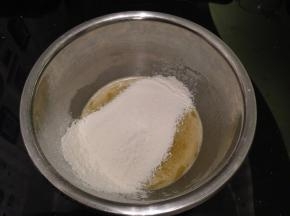 拌至糖化后筛入低粉和泡打粉的混合物，拌匀即可