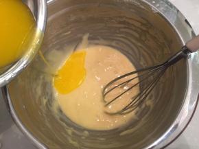 将融化的取一半黄油加入面糊内，翻拌均匀