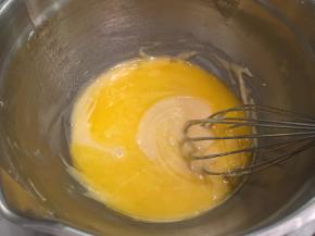 在加入剩余的黄油，拌匀后放入冰箱冷藏一个小时