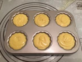 将冷藏好的面糊回温，拌匀后装入裱花袋，挤入玛德琳模具内