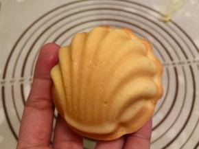 出炉后马上倒扣出来放凉（我用的是学厨不粘模，其他会粘的模具必须先抹油洒粉）