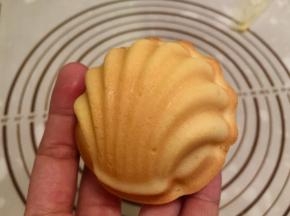 出炉后马上倒扣出来放凉（我用的是学厨不粘模，其他会粘的模具必须先抹油洒粉）