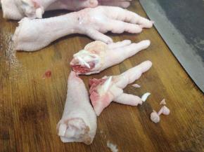 将鸡爪洗干净，然后用刀把鸡爪劈成两半，方便入味。