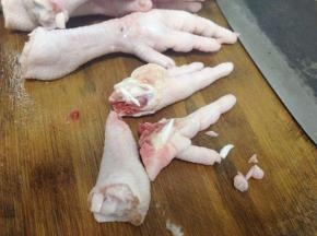 将鸡爪洗干净，然后用刀把鸡爪劈成两半，方便入味。