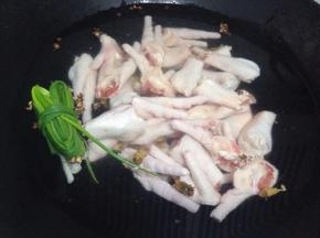 鸡爪冷水入锅，放姜葱，花椒及料酒中大火煮开转小火煮15至20分钟，